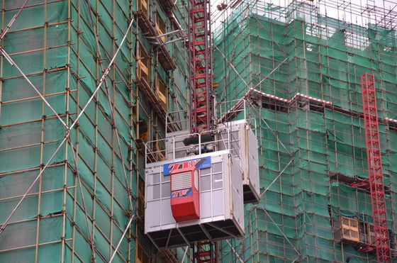 Ascenseur de levage de passagers en acier à cage unique de 55 kW pour chantier de construction SC300
