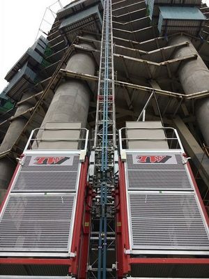 Cages doubles à vitesse moyenne avec support et pignon élévateur de bâtiment/ 2000 kg Charge avec onduleur et mât galvanisé à chaud